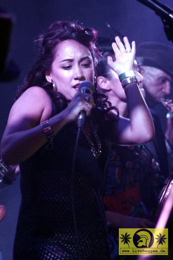 Zoe Devlin (UK) with The Trojans - Freedom Sounds Festival - Gebaeude 9, Koeln - 20. April 2018 (7).JPG